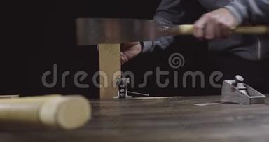 木匠锯木细作胡须梳.. 木匠做了一把手工木梳。 。 4Kk视频